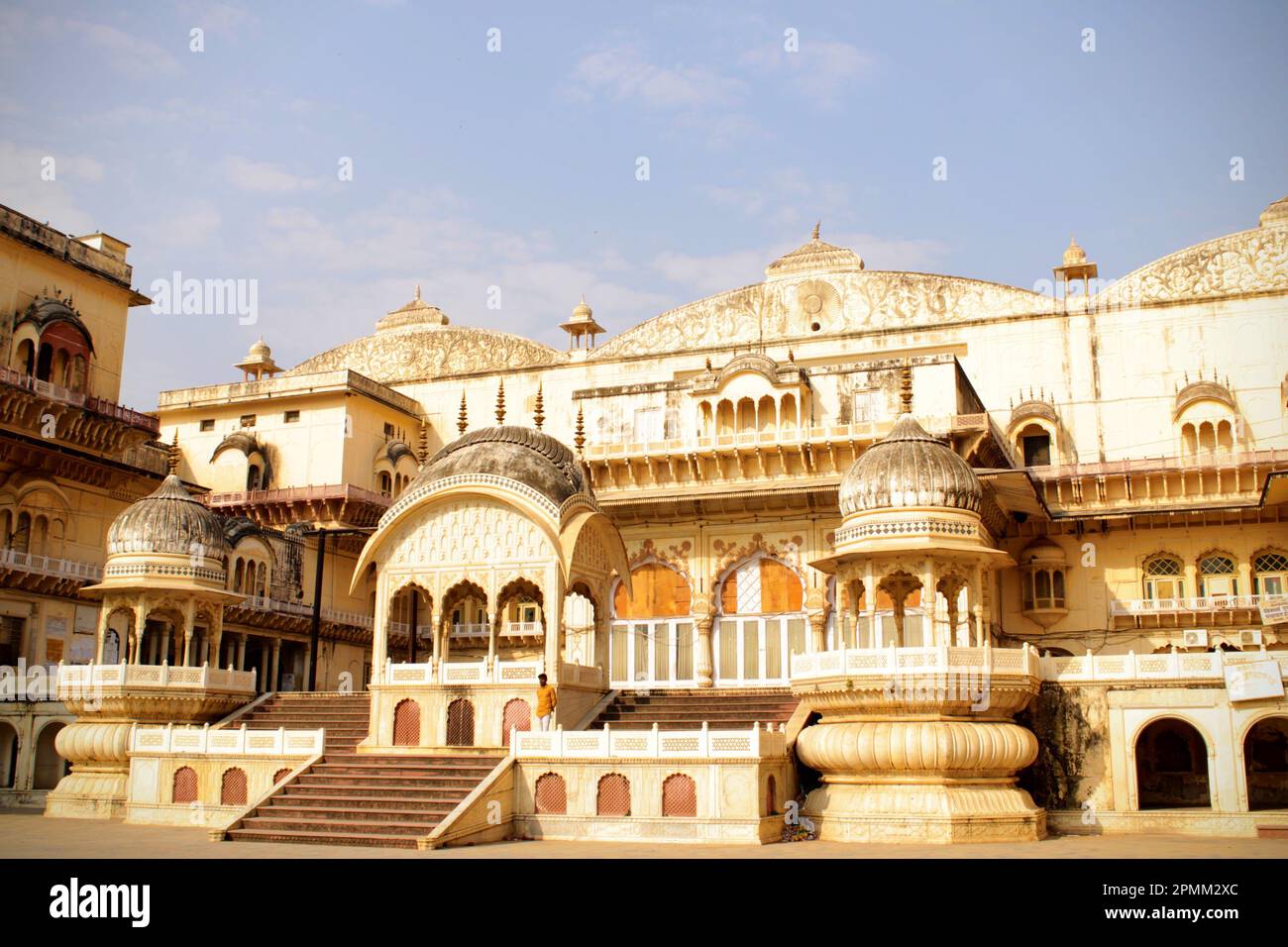 Der Stadtpalastkomplex Alwar, erbaut im 18. Jahrhundert, befindet sich in den Ausläufern von Aravalli, direkt unter Bala Quila Stockfoto