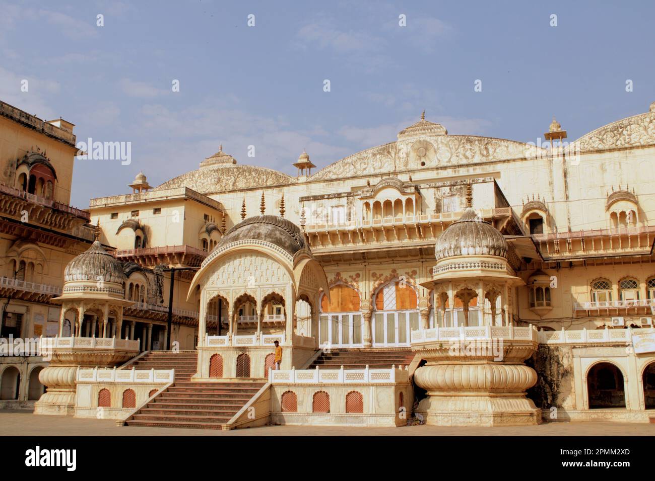 Der Stadtpalastkomplex Alwar, erbaut im 18. Jahrhundert, befindet sich in den Ausläufern von Aravalli, direkt unter Bala Quila Stockfoto