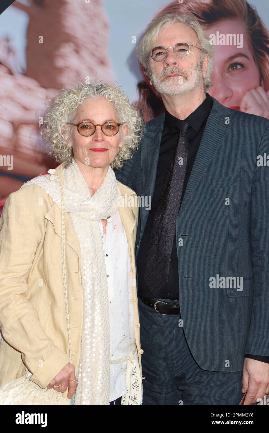 Kalifornien, USA. 13. April 2023 Amy Irving, Kenneth Bowser auf dem roten Teppich für die Weltpremiere der Restauration von Rio Bravo 4K, präsentiert als Eröffnungsnacht des TCM Classic Film Festivals 2023 im TCL Chinese Theatre in Hollywood, CA Photo von Izumi Hasegawa/Hollywood News Wire Inc Kredit: Hollywood News Wire Inc./Alamy Live News Stockfoto