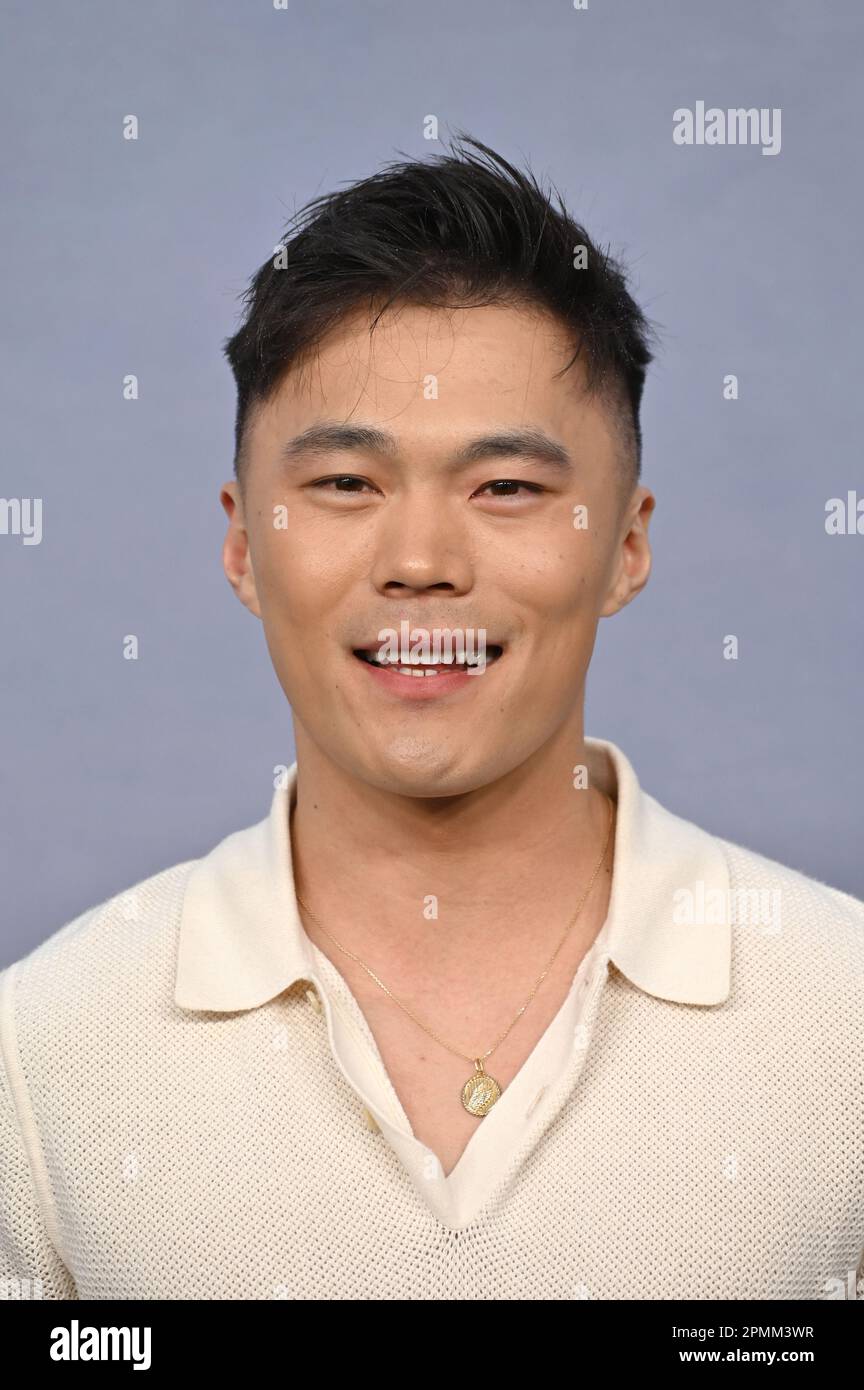 Los Angeles, USA. 13. April 2023. John Harlan Kim bei der Premiere von "The Last Thing He That Me" im Regency Village Theatre. Bildnachweis: Paul Smith/Alamy Live News Stockfoto