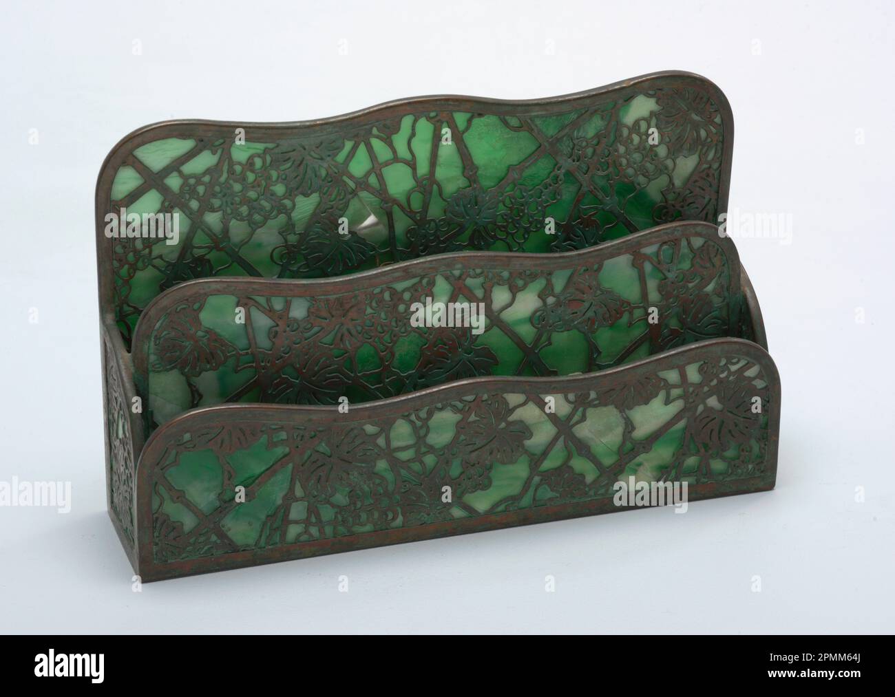 Letter File (USA); entwickelt von Louis Comfort Tiffany (amerikanisch, 1848–1933); Favrilglas, Bronze; 15,9 x 25,8 x 6,5 cm (6 1/4 x 10 3/16 x 2 9/16 Zoll) Stockfoto