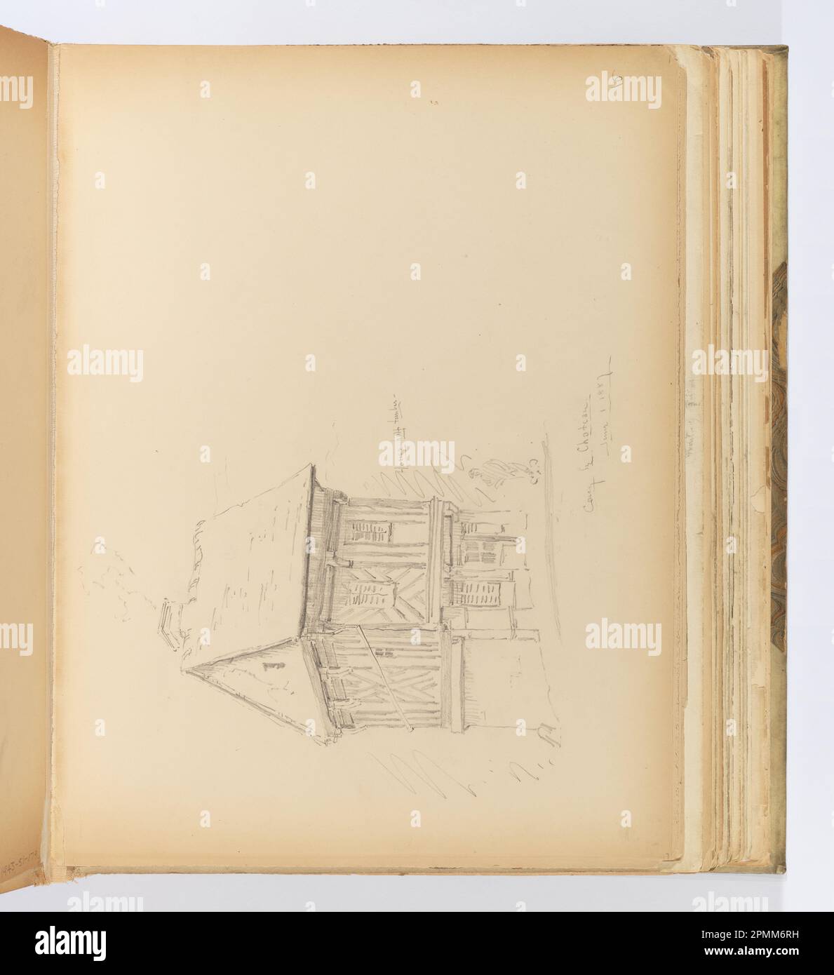 Album Page, Half-Timbered Building, Coucy-le-Château; Whitney Warren Jr. (Amerikanisch, 1864–1943); Frankreich; Graphit auf cremefarbener Pappe, die mit Stoff gebunden ist; 24 x 31,5 cm (9 7/16 x 12 3/8 Zoll), unregelmäßig Stockfoto