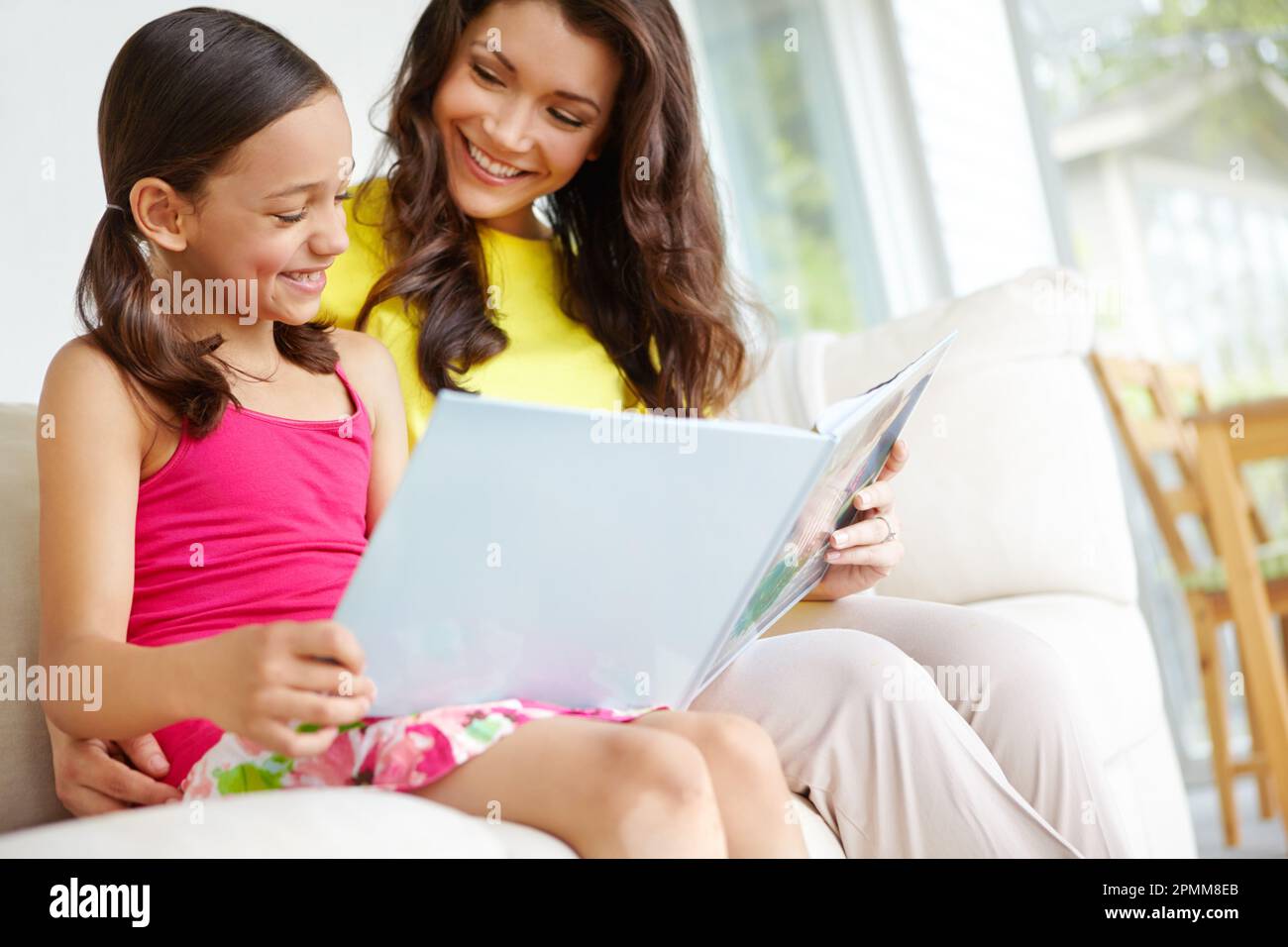 Lass deinen Verstand in den Worten verloren gehen. Eine Mutter und eine Tochter, die zusammen 