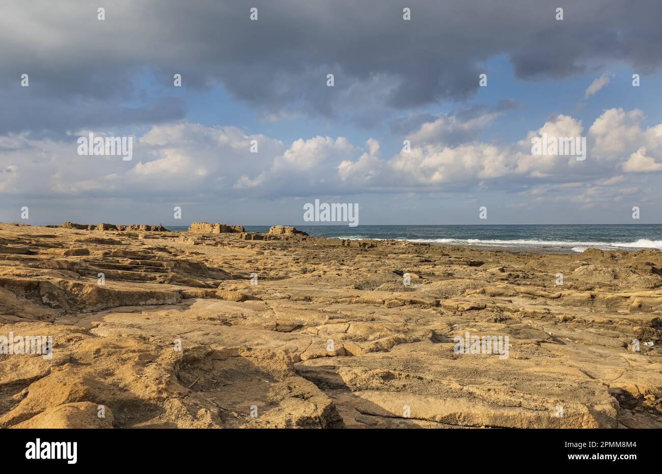 Küste des mittelmeers im Norden Israels mit wunderschönen Wolken Stockfoto