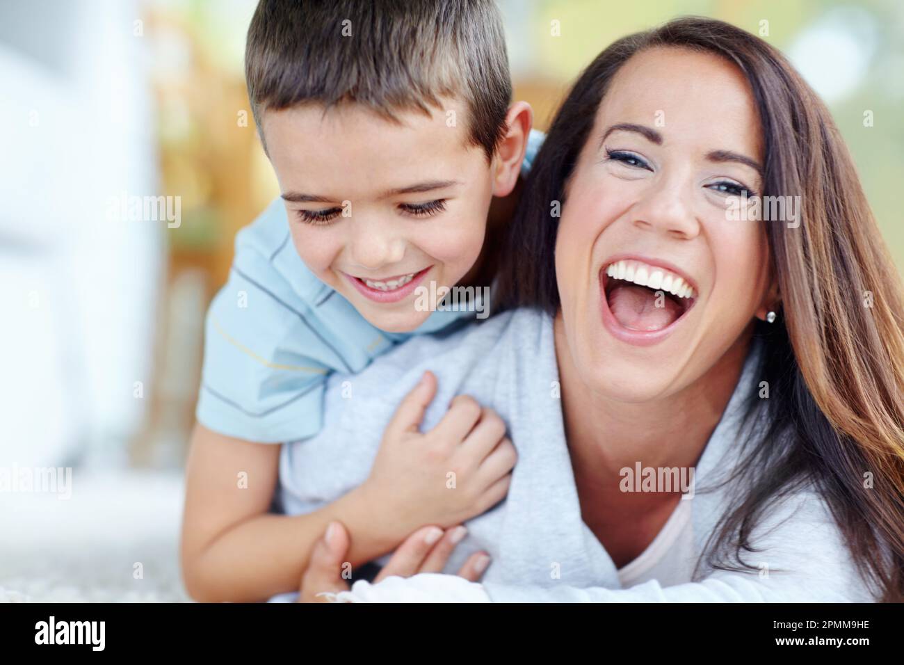 Das macht so viel Spaß. Bild einer Mutter und ihres Sohnes, die Spaß miteinander haben. Stockfoto