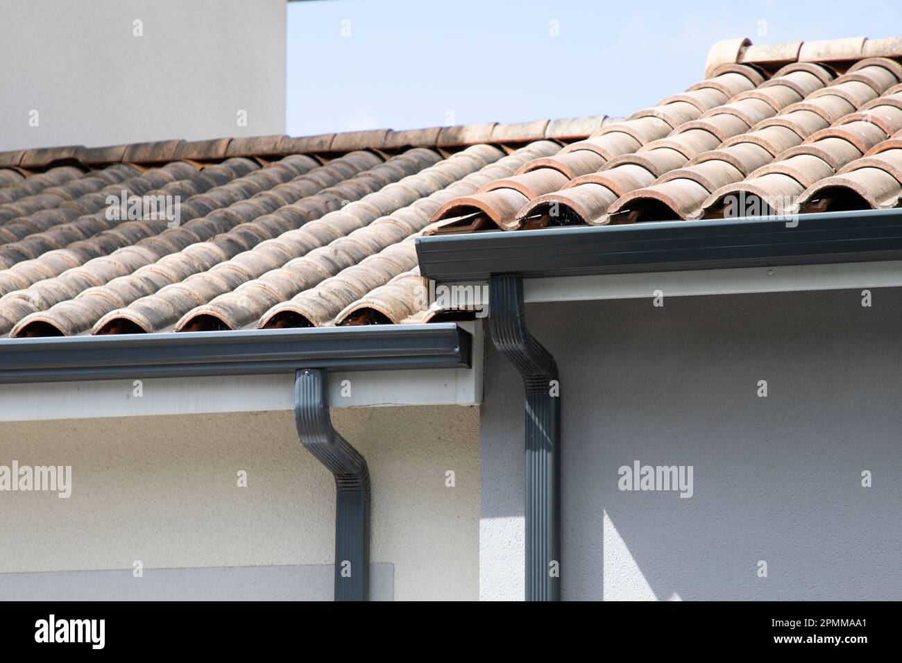 Graue Dachrinnen-Schutzsystem Tropfkante in moderner Wohngegend Stockfoto
