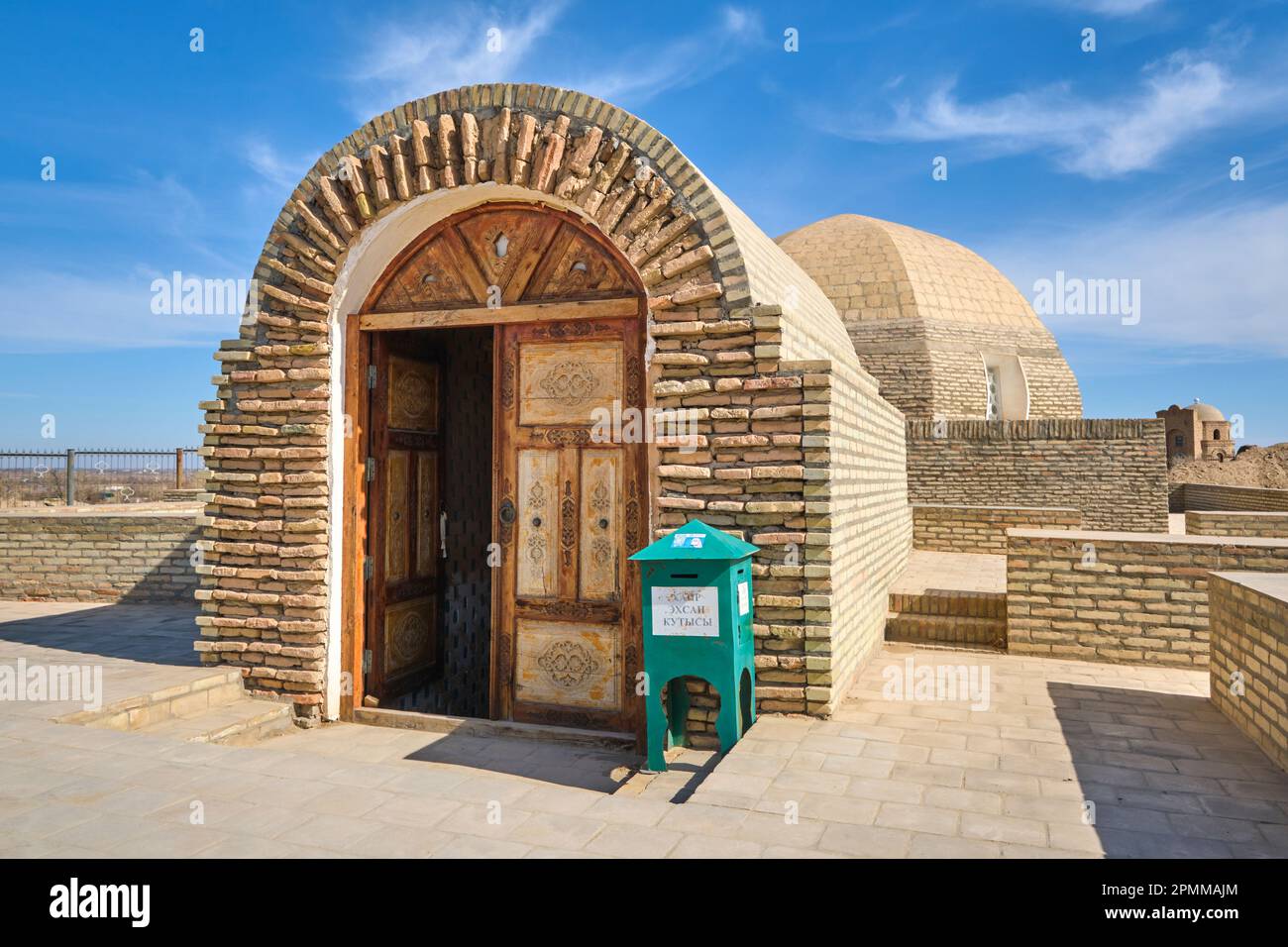 Eintritt zum halbunterirdischen Mazlumkhan Sulyu Mausoleum. In der Mizdakhan-Nekropole bei Nukus, Karakalpakstan, Usbekistan. Stockfoto