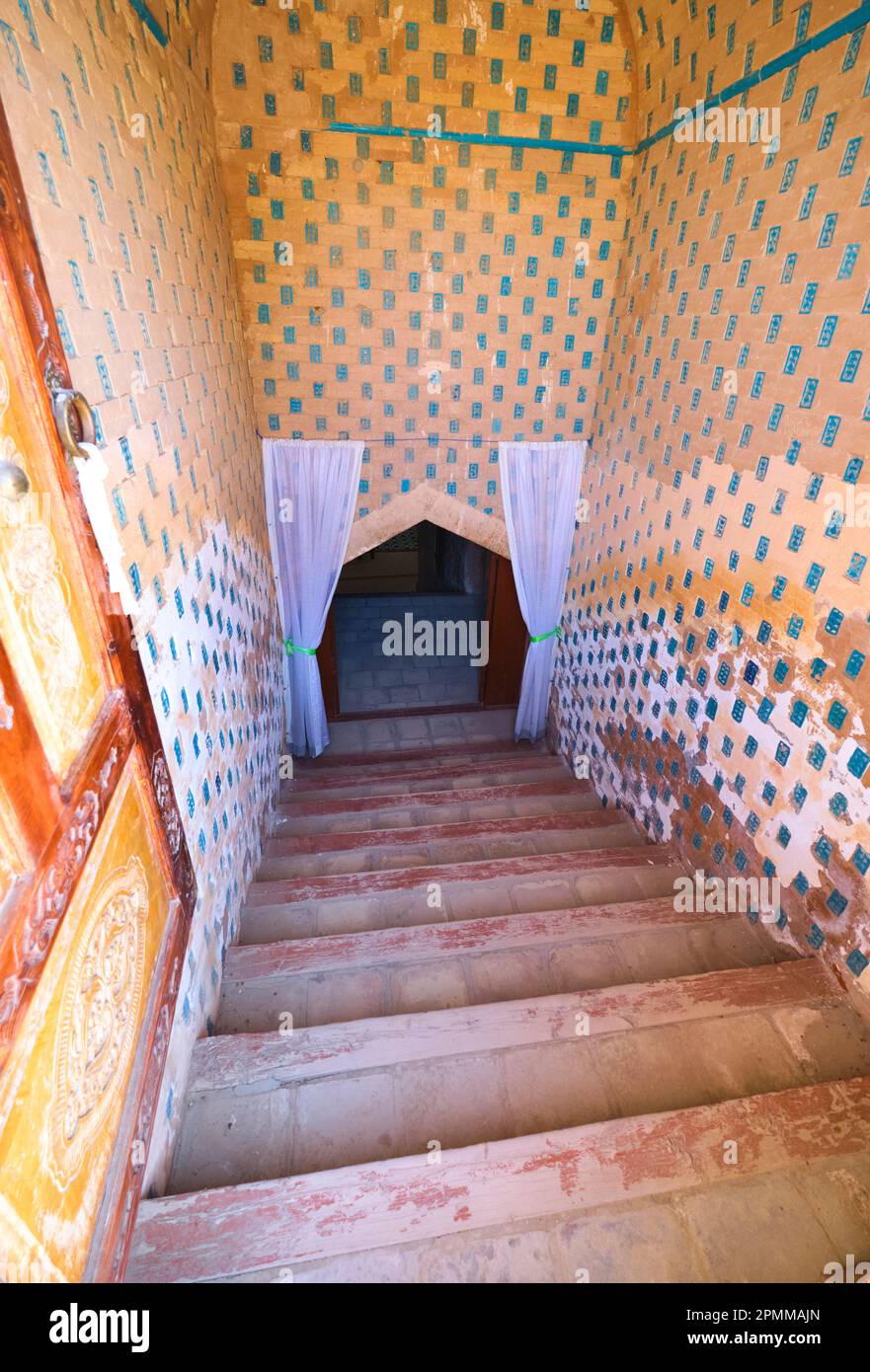 Die Eingangstreppe zum Mazlumkhan Sulyu Mausoleum. In der Mizdakhan-Nekropole bei Nukus, Karakalpakstan, Usbekistan. Stockfoto