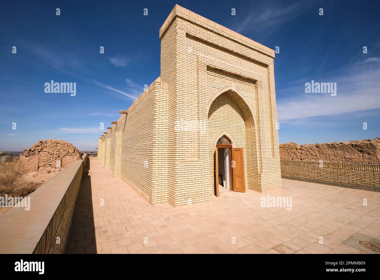 Eintritt in das lange Grab des Zauberers Mazar von Shamun Nabi. In der Mizdakhan-Nekropole bei Nukus, Karakalpakstan, Usbekistan. Stockfoto