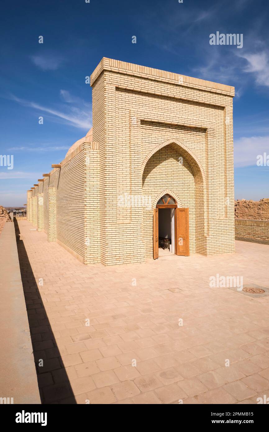 Eintritt in das lange Grab des Zauberers Mazar von Shamun Nabi. In der Mizdakhan-Nekropole bei Nukus, Karakalpakstan, Usbekistan. Stockfoto