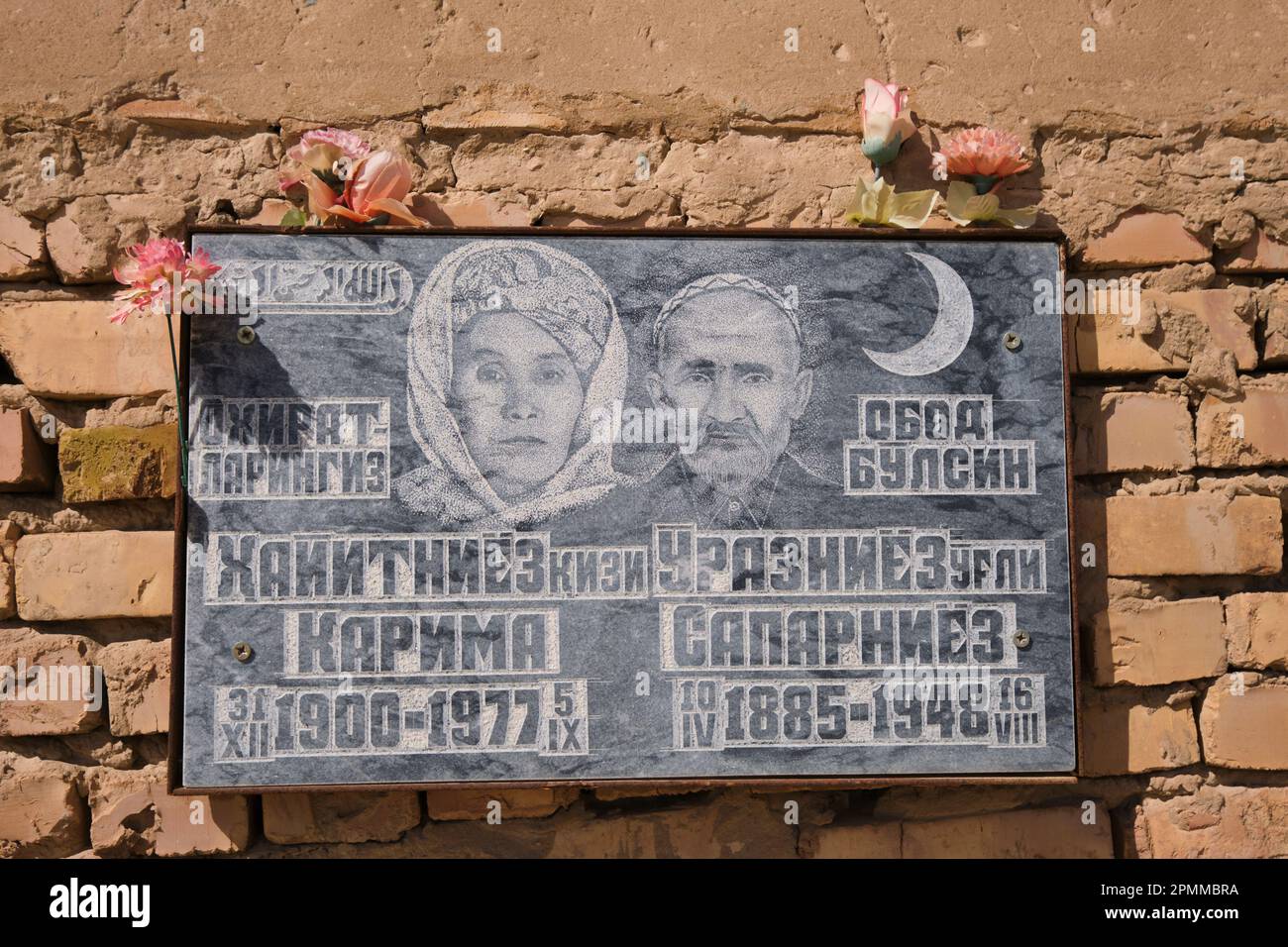 Eine traditionelle Grabidentifikation eines in schwarzem Stein geätzten Bildes. In der Mizdakhan-Nekropole bei Nukus, Karakalpakstan, Usbekistan. Stockfoto