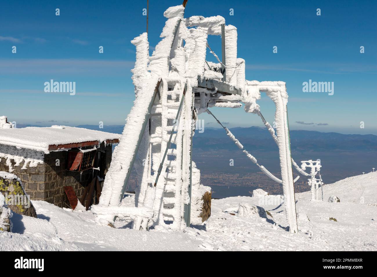 Skiliftstation und Drahtseile bedeckt mit Reimeis Schnee in der Nebensaison auf dem Gipfel des Schwarzen Gipfels im Vitosha-Gebirge bei Sofia, Bulgarien, Balkan Stockfoto