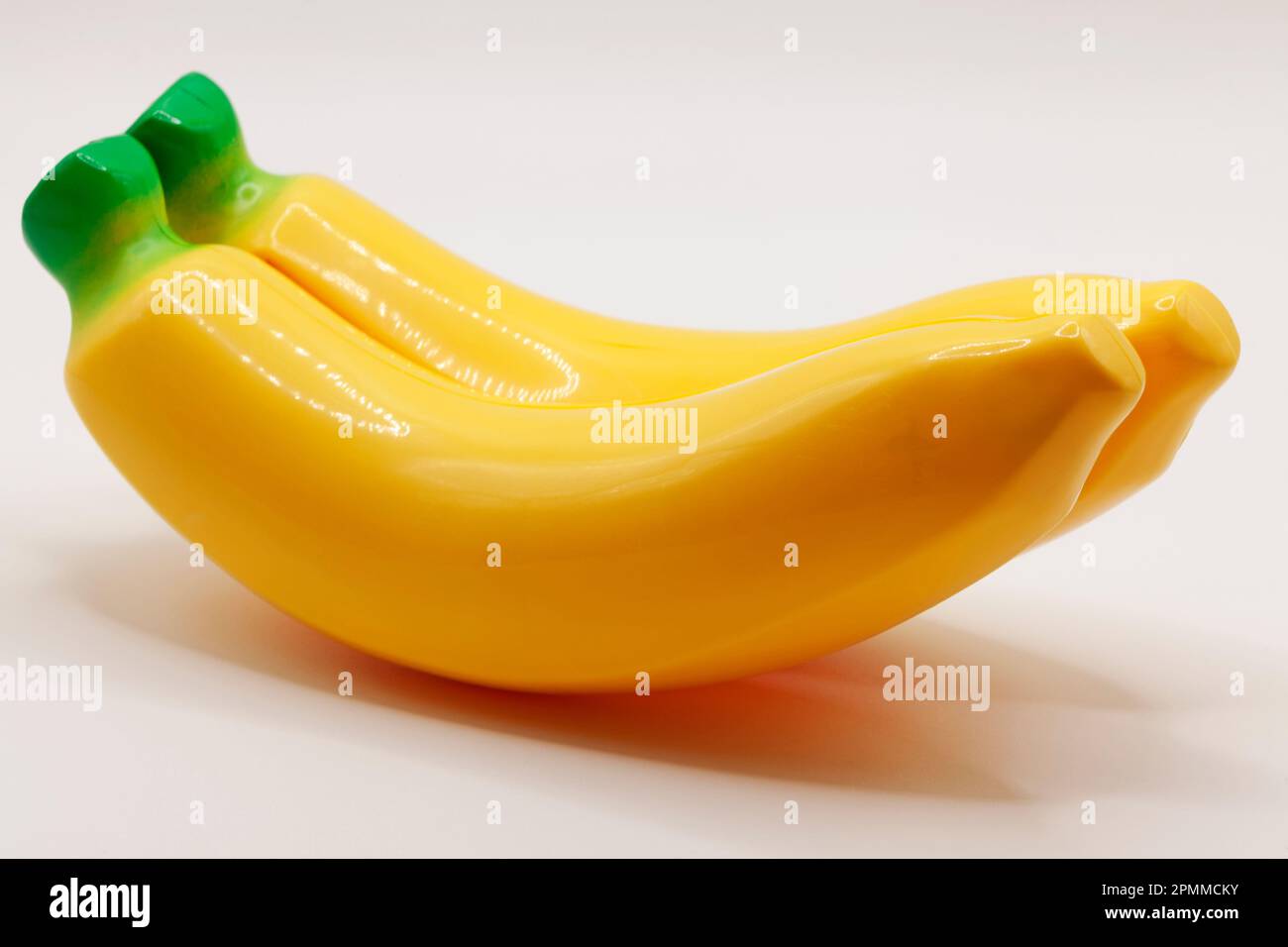 Zwei Spielzeugbananen auf weißem Hintergrund Stockfoto