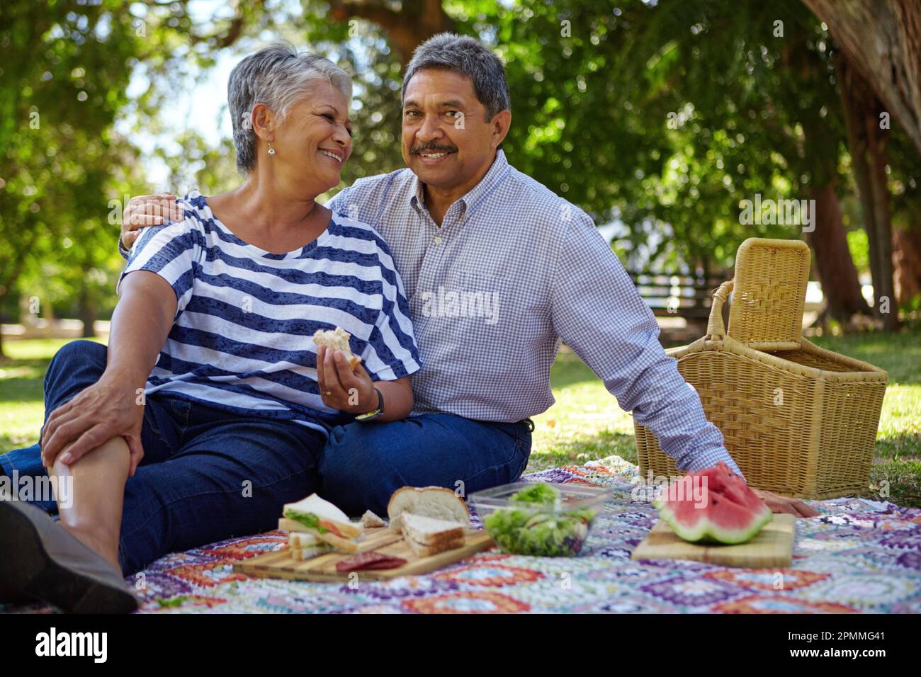 Das einzige, wofür wir Zeit haben, sind wir. Ein liebevolles Seniorenpaar, das ein gemütliches Picknick im Park genießt. Stockfoto