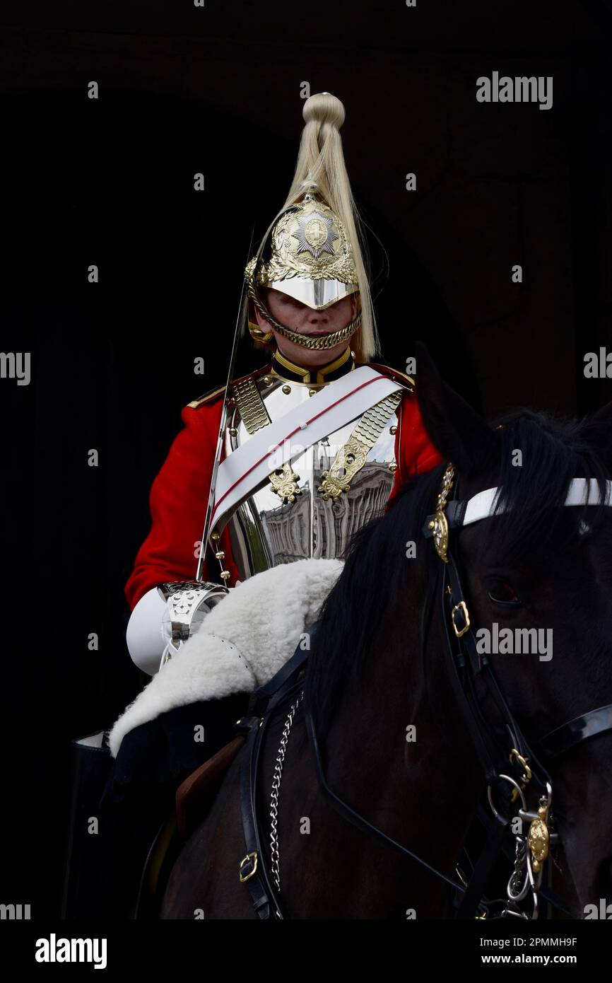 Eine königliche Wache in Militäruniform, die auf einem braunen Pferd sitzt Stockfoto