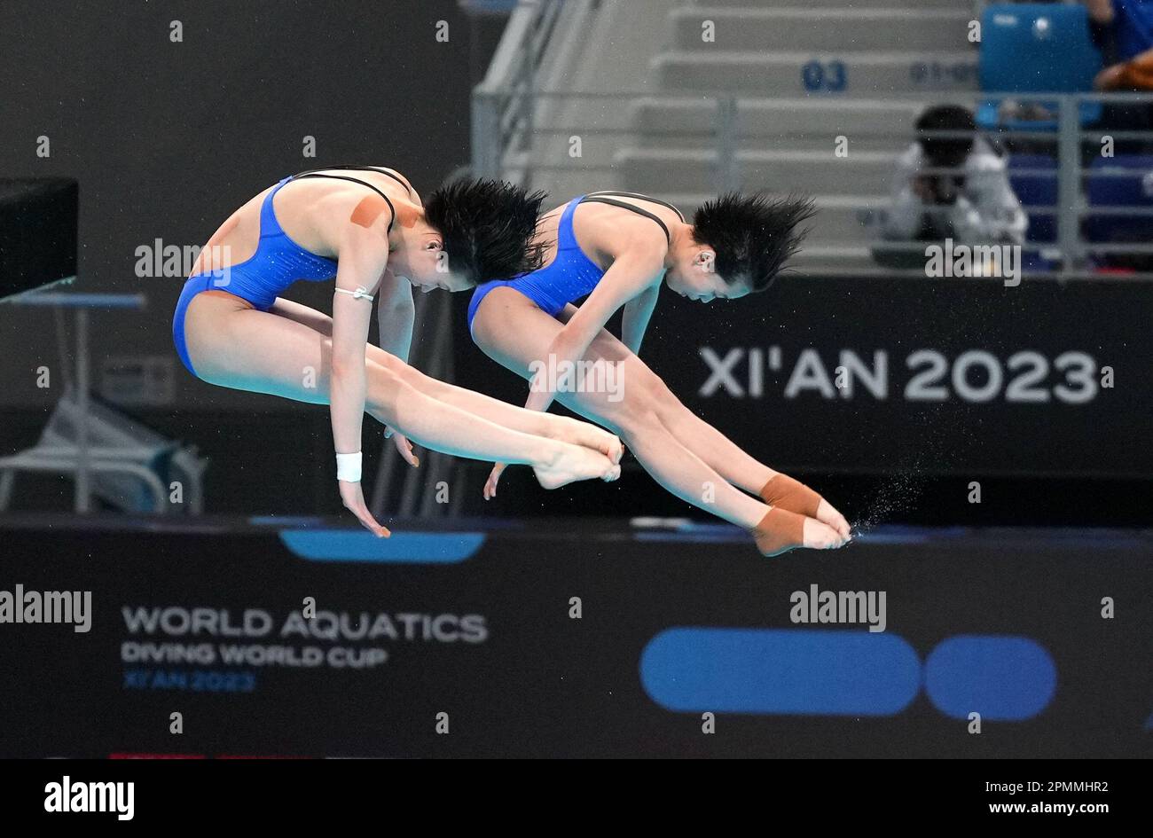 XI'an, Chinas Provinz Shaanxi. 14. April 2023. Quan Hongchan (R) und Chen Yuxi aus China treten während des synchronisierten Finales der Frauen 10m bei der FINA Diving World Cup in Xi'an, Provinz Shaanxi im Nordwesten Chinas, am 14. April 2023 gegeneinander an. Kredit: Li Yibo/Xinhua/Alamy Live News Stockfoto