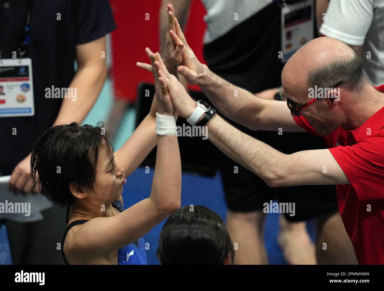 XI'an, Chinas Provinz Shaanxi. 14. April 2023. Quan Hongchan (L) aus China wird nach dem synchronisierten Finale der Frauen 10m bei der FINA Diving World Cup in Xi'an, Nordwestchina, Provinz Shaanxi, am 14. April 2023 gratuliert. Kredit: Li Yibo/Xinhua/Alamy Live News Stockfoto