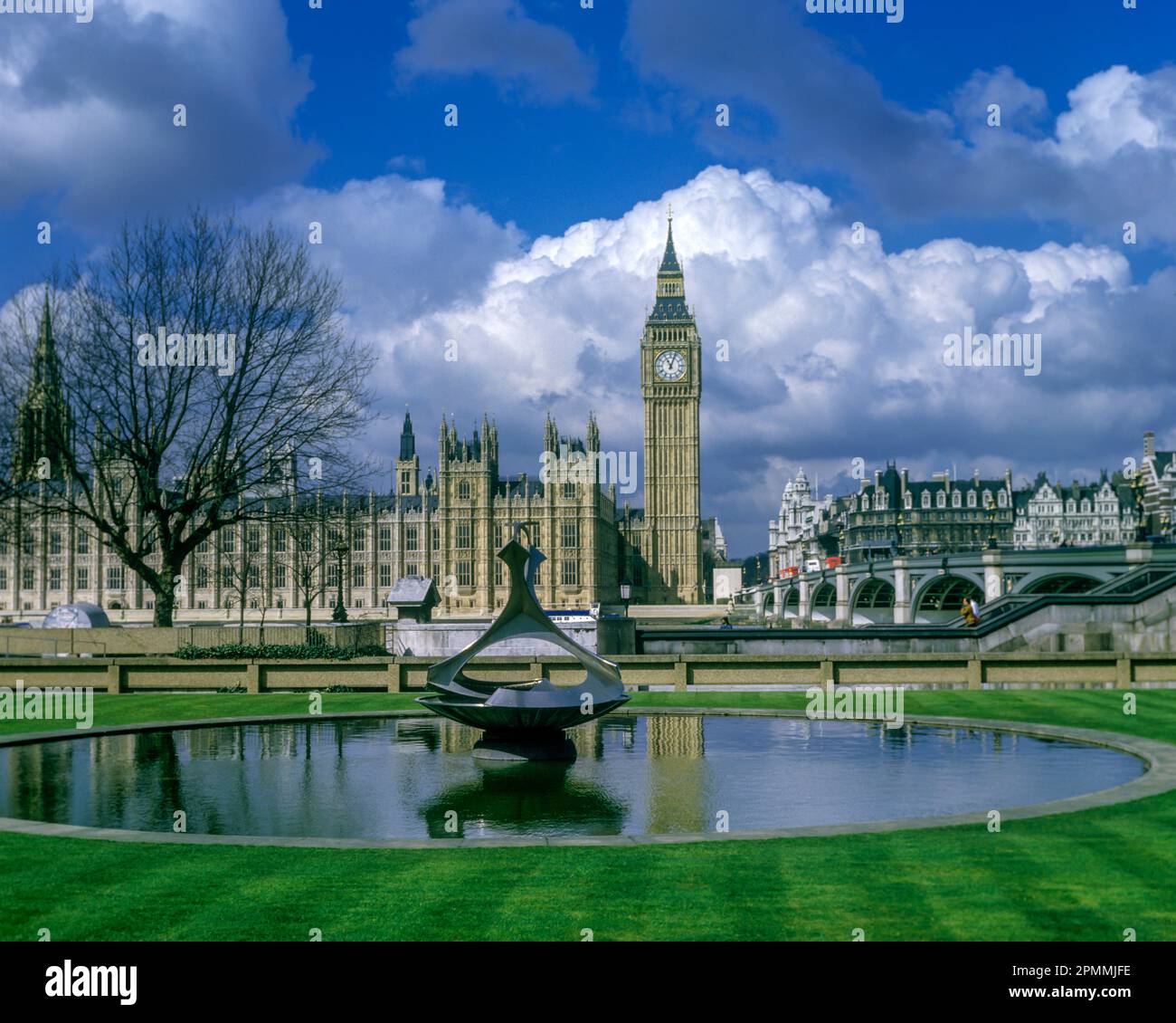 1987 HISTORISCHE DREHTORSIONSBRUNNEN („GABO 1972“) DES PARLAMENTS LONDON ENGLAND UK Stockfoto
