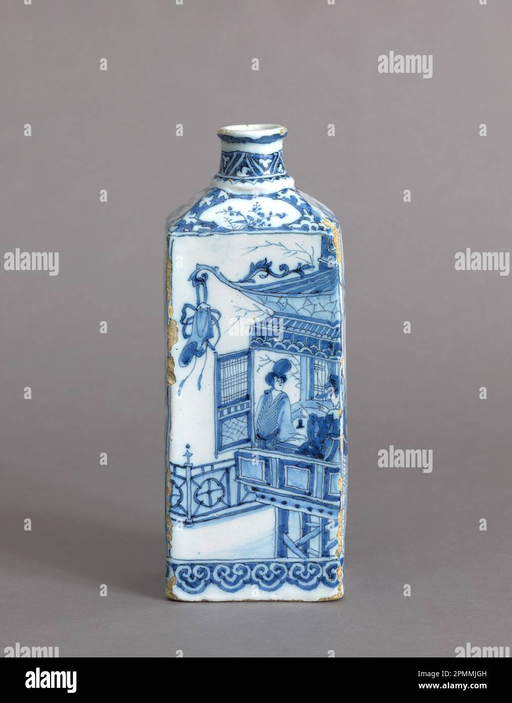 Quadratische Flasche; hergestellt von Adriaen Kocx (d. h. 1701), Grieksche A [de] (The Greek A Factory) (Niederlande); Niederlande; verzinntes Steingut, Gold; 25,5 x 9,7 x 7,5 cm (10 1/16 x 3 13/16 x 2 15/16 Zoll); Bequest von Walter Phelps Warren; 1986-61-63 Stockfoto