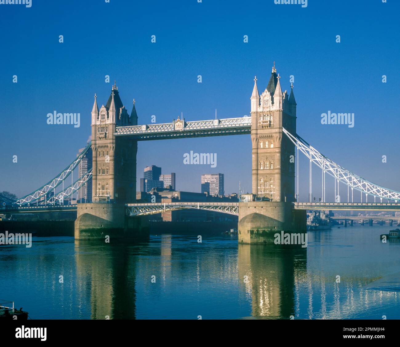 1987 HISTORISCHE TOWER BRIDGE (© HORACE JONES 1894) POOL VON LONDON RIVER THAMES LONDON ENGLAND GROSSBRITANNIEN Stockfoto