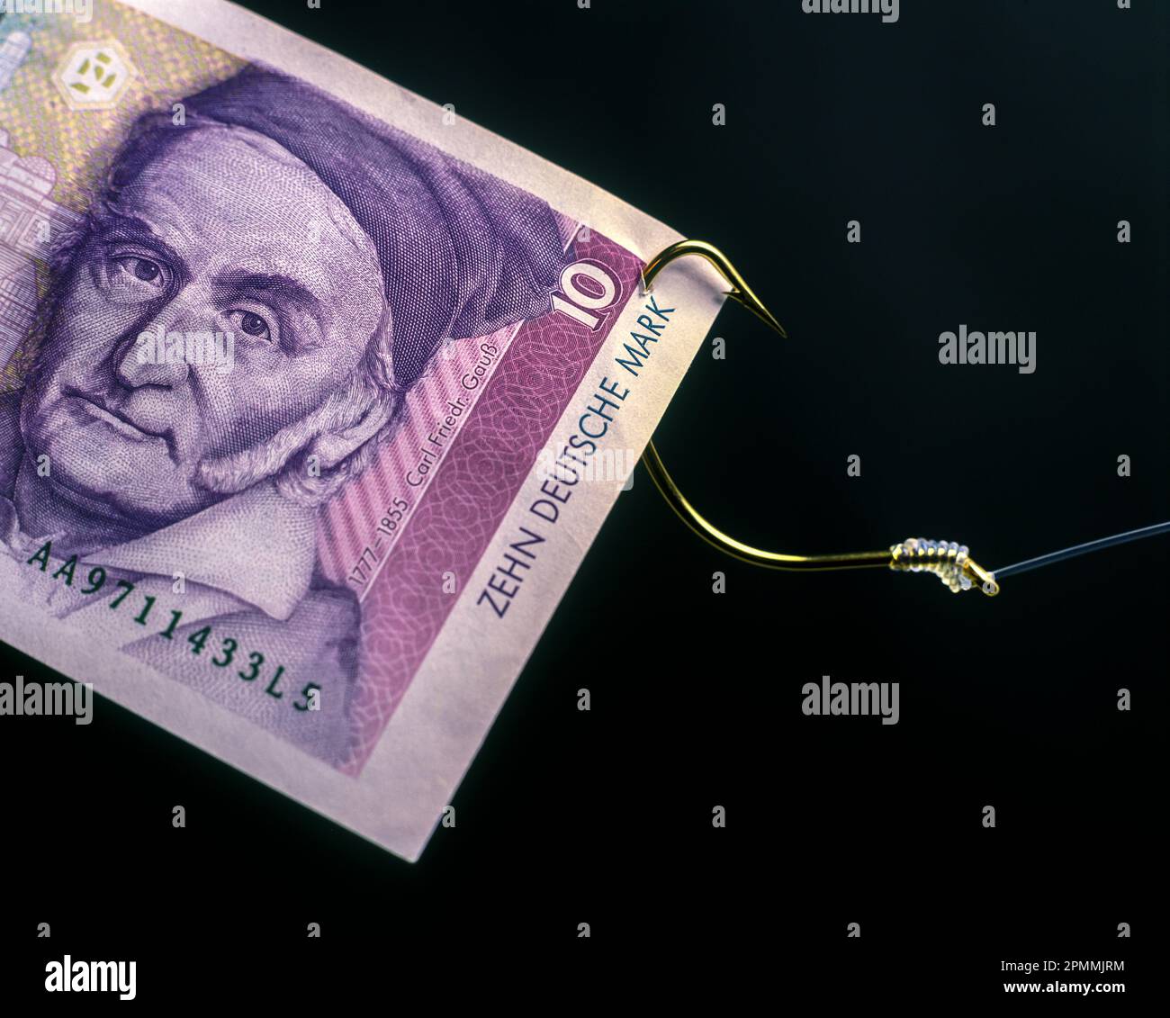 1991 HISTORISCHES DEUTSCHES 10 DEUTSCHE MARK BANK NOTE ÜBER ANGELHAKEN AUF SCHWARZEM HINTERGRUND Stockfoto