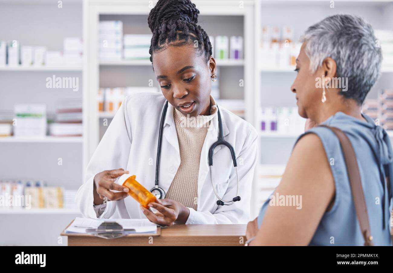 Schwarze Frau, Arzt und verschreibungspflichtige Medikamente für Patienten oder rezeptfreie Pillen in der Apotheke. Afrikanische medizinische Apothekenberatung leitender Klient Stockfoto