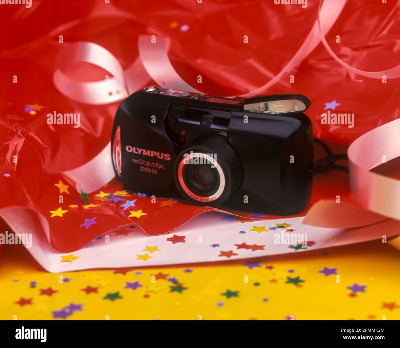 1996 HISTORISCHE 35MM-KAMERA ZUM ANVISIEREN UND AUSLÖSEN VON FILMEN („OLYMPUS CORP 1995“) MIT GESCHENKVERPACKUNG Stockfoto