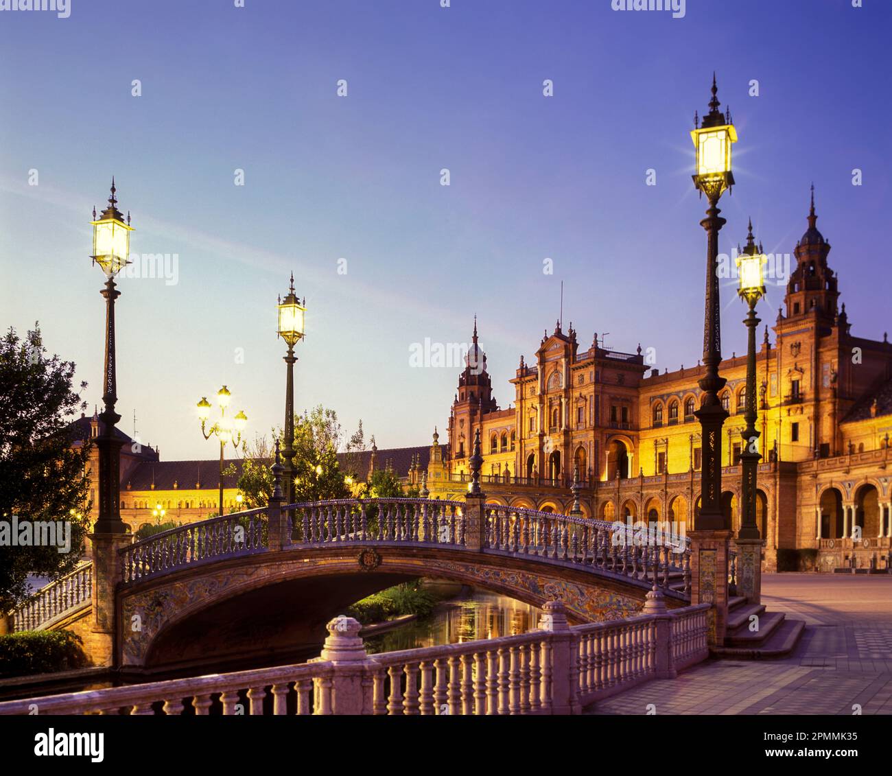 FUSSGÄNGERBRÜCKE ZUM HAUPTPAVILLON PLAZA DE ESPANA PARQUE MARIA LUISA SEVILLA ANDALUSIEN SPANIEN Stockfoto