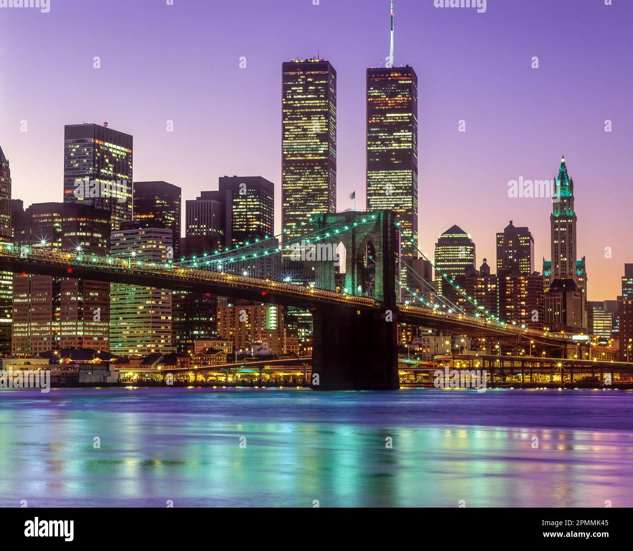 1998 historische BROOKLYN BRIDGE (© J&W ROEBLING 1876) Twin Towers (© MINORU YAMASAKI 1973) Downtown Skyline East River in Manhattan NEW YORK CITY USA Stockfoto