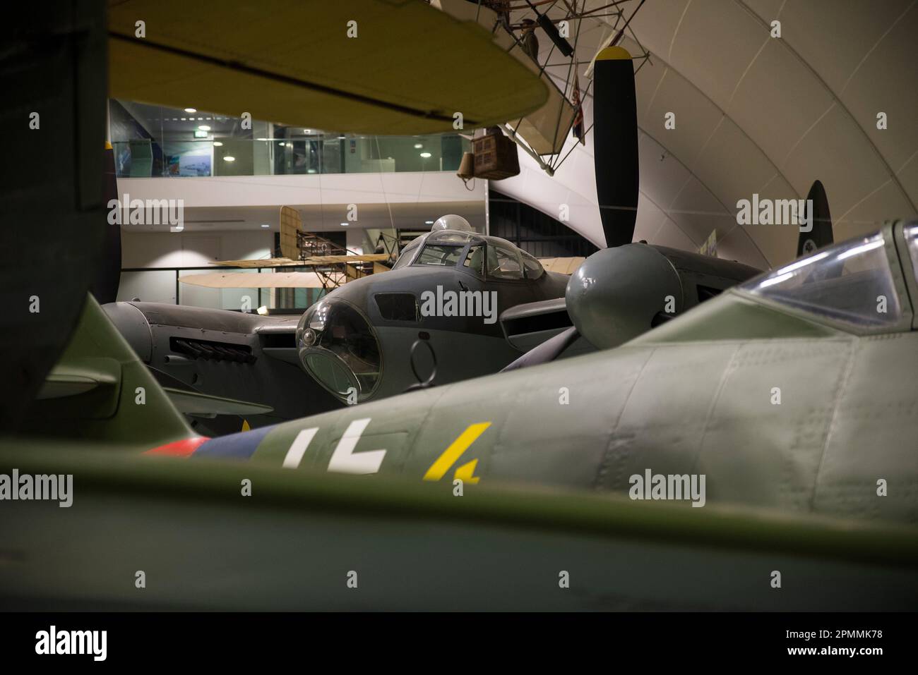 De Havilland Mosquito B35, ein zweimotoriger Holzlichtbomber, versteckt hinter einer Me262 Stockfoto