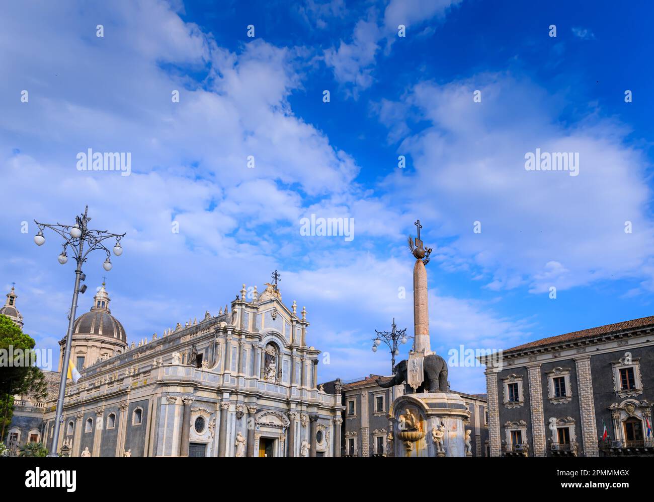 Blick auf den Kathedralenplatz, dominiert von der Kathedrale der Heiligen Agatha und dem Elefantenbrunnen in Catania, Sizilien, Süditalien. Stockfoto