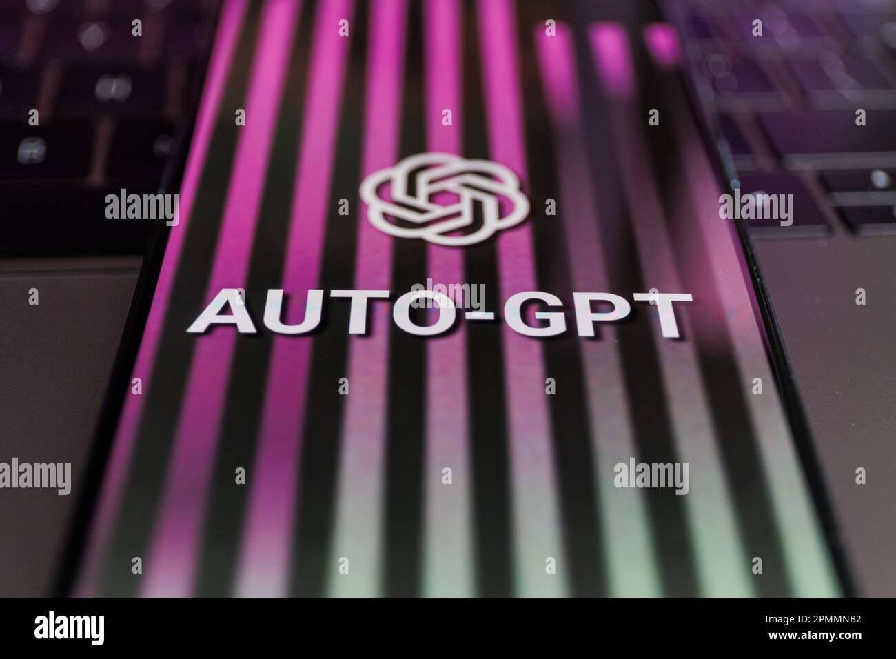 Automatische GPT auf mobilem Bildschirm. Auto-GPT ist eine experimentelle Open-Source-Anwendung, die die Fähigkeiten des Sprachmodells GPT-4 demonstriert. Stockfoto