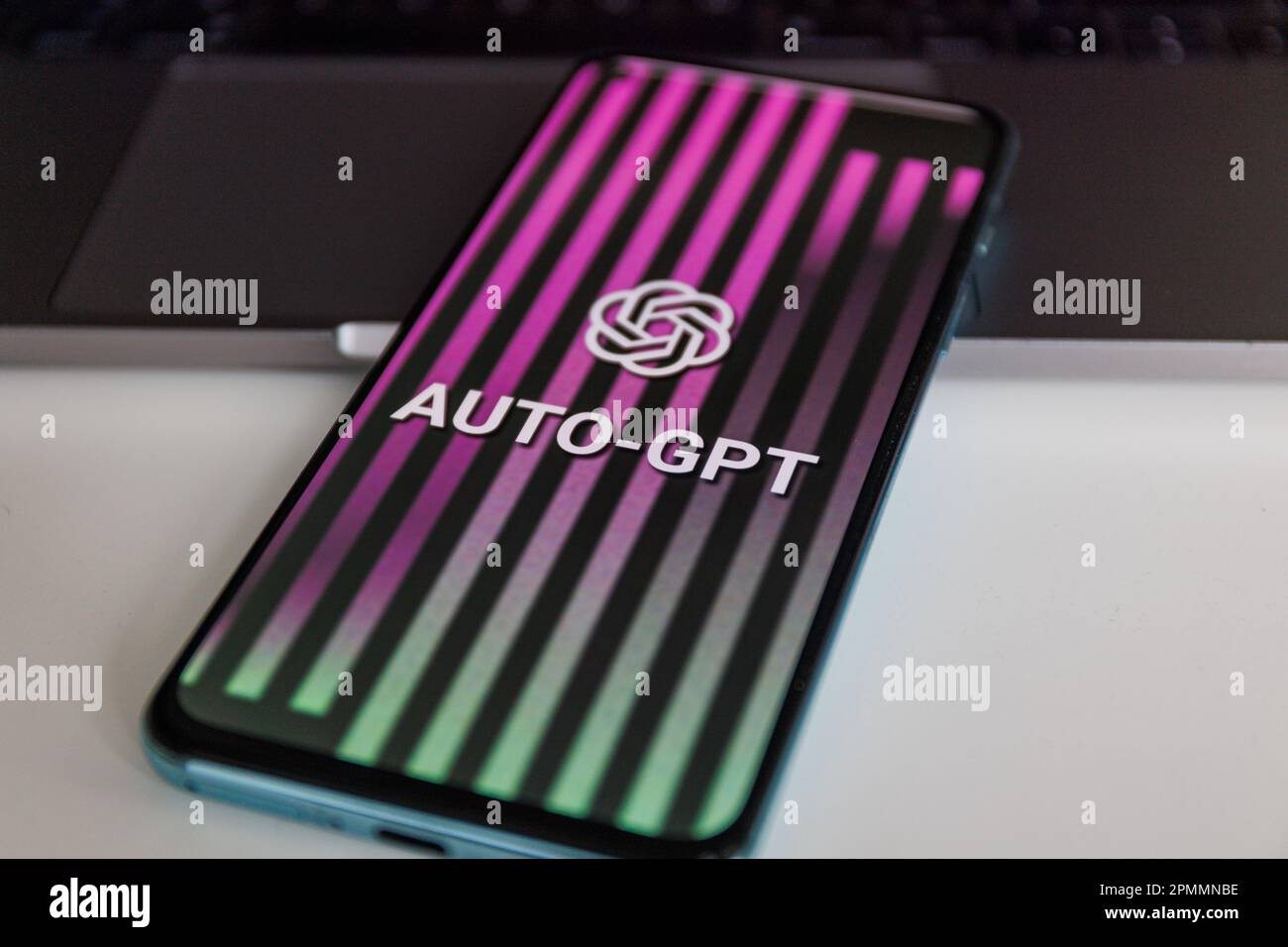 Automatische GPT auf mobilem Bildschirm. Auto-GPT ist eine experimentelle Open-Source-Anwendung, die die Fähigkeiten des Sprachmodells GPT-4 demonstriert. Stockfoto