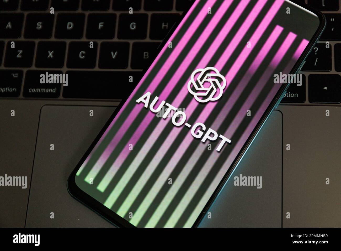 Automatische GPT auf mobilem Bildschirm. Auto-GPT ist eine experimentelle Open-Source-Anwendung, die die Fähigkeiten des Sprachmodells GPT-4 demonstriert. Stockfoto
