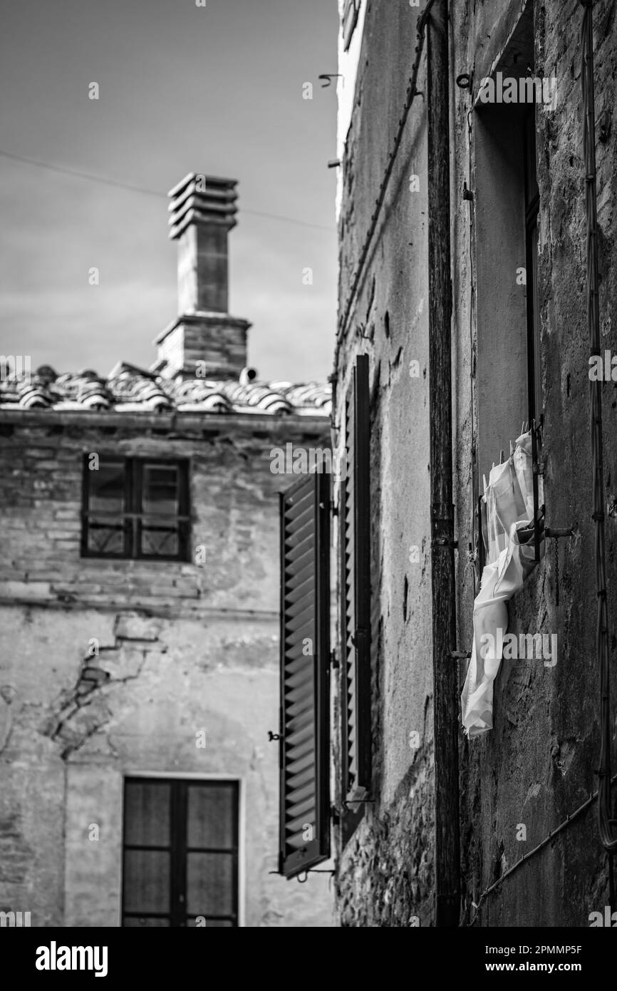 Schwache Tiefe der Straßensicht in Schwarz und Weiß, Toskana, Italien Stockfoto