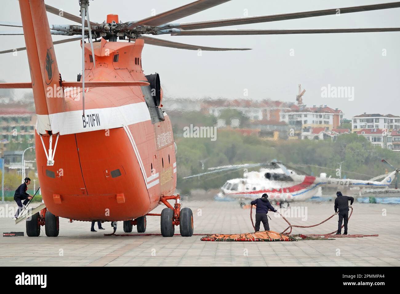 YANTAI, CHINA 13. APRIL 2023 ein Hubschrauber Mi26 steht an einem