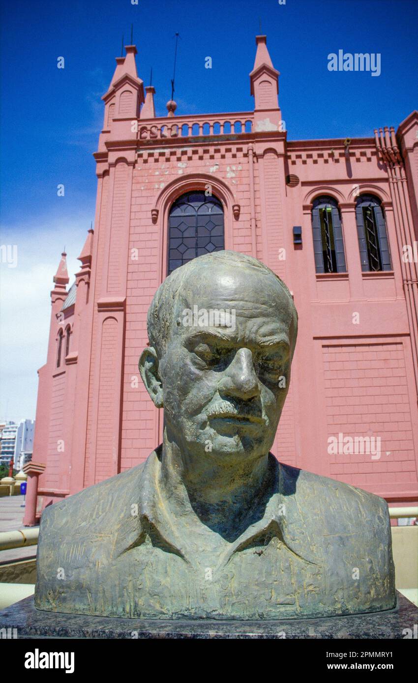 Argentinien, Buenos Aires. Büste von Astor Piazolla, Komponist und Bandoneon-Spieler im Centro Cultural im Vorort Recoleta. Stockfoto