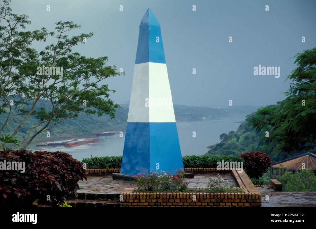 Argentinien, Region Puerto Iguazú. Wahrzeichen bei Three Frontiers, wo die argentinische, paraguayanische und brasilianische Grenze zusammentreffen. Stockfoto
