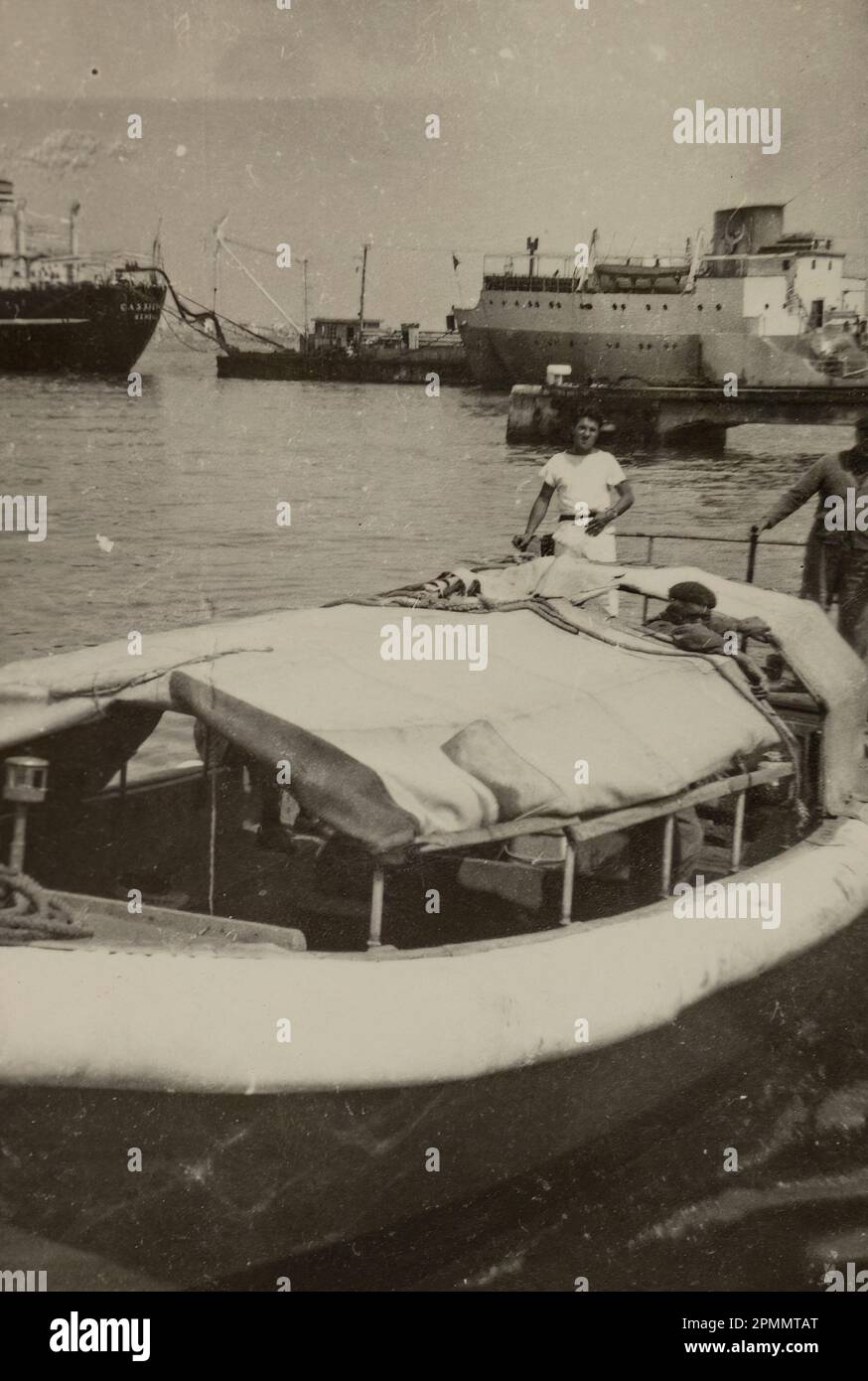Rom, Italien Mai 1951: Altes Foto italienischer Militärsegler auf einem kleinen Boot in einem Hafen in den 1950er Jahren. Stockfoto