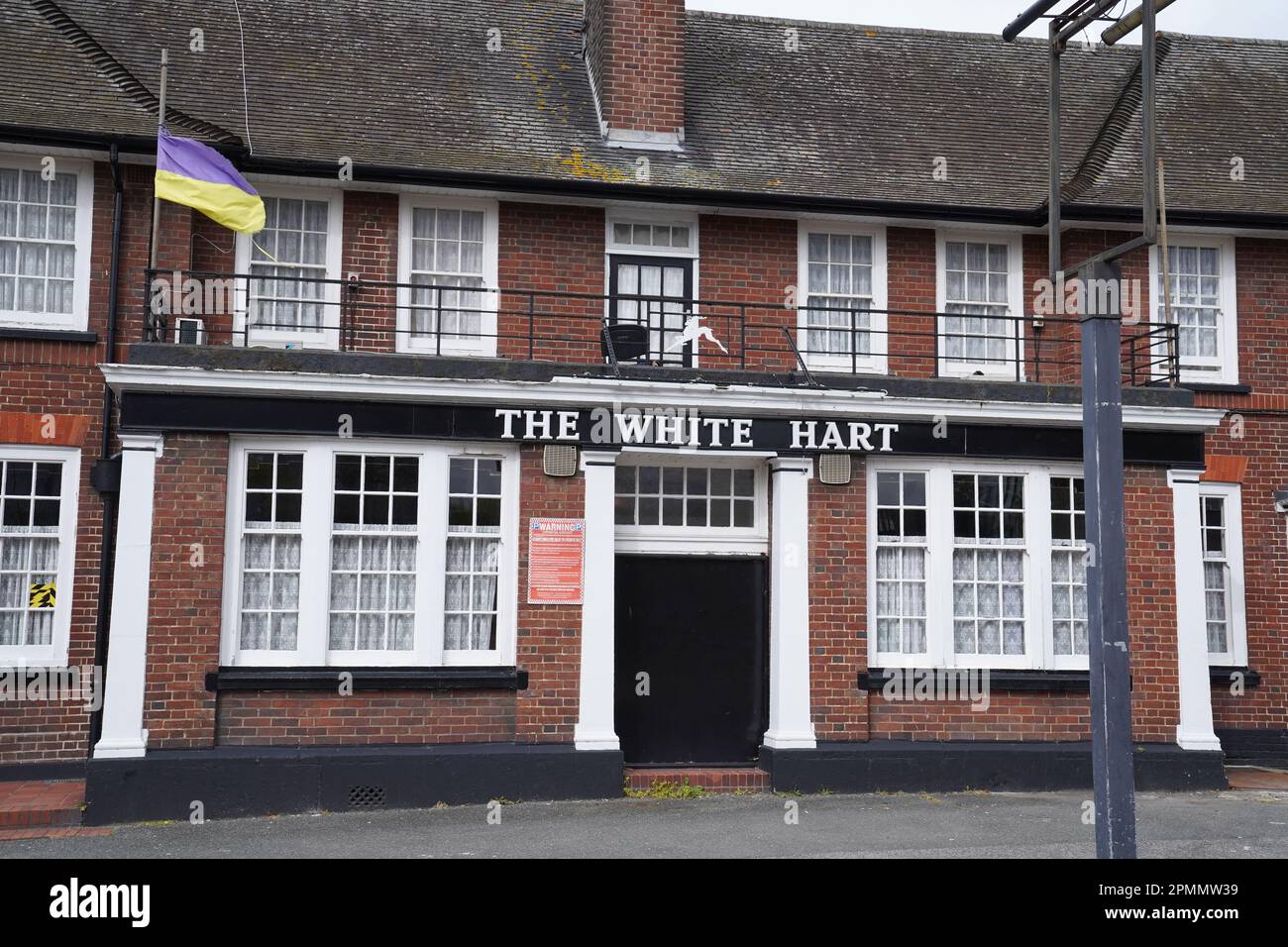 Das Äußere des White Hart Inn in Grays, Essex, dessen Eintrag im Good Beer Guide gelöscht wurde und für weitere Führer nicht berücksichtigt wird, sagte die Campaign for Real Ales (CAMRA), nachdem golliwog Puppen von der Polizei beschlagnahmt wurden. Fünf Polizeibeamte beschlagnahmten am 4. April eine Sammlung der Puppen, die auf Minstrels aus dem 18. Jahrhundert basieren und heute als rassistische Karikaturen gelten, im Rahmen einer Untersuchung eines am 24. Februar gemeldeten Verdachts auf Hassverbrechen. Foto: Samstag, 15. April 2023. Stockfoto