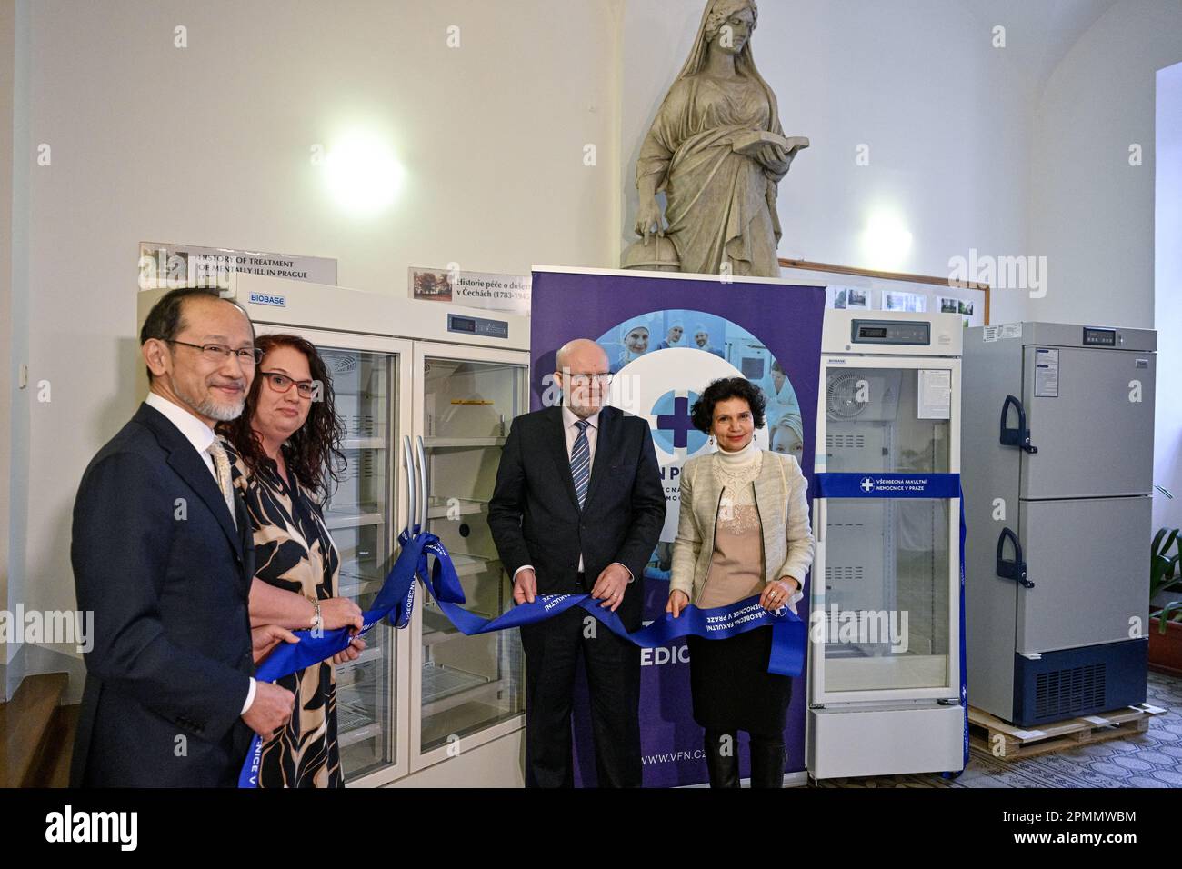 Prag, Tschechische Republik. 14. April 2023. L-R Japanischer Botschafter in Prag Hideo Suzuki, Stellvertreter des Allgemeinen Universitätskrankenhauses in Prag Martina Podestova, tschechischer Gesundheitsminister Vlastmil Valek und Leiter DES WHO-Büros in der Tschechischen Republik Zsofia Pusztai nehmen an der Pressekonferenz zum Geschenk der Weltgesundheitsorganisation (WHO) und der japanischen Regierung Teil; Einschließlich Ausrüstung für den Transport und die Lagerung von Impfstoffen, am 14. April 2023 in Prag, Tschechische Republik. Kredit: VIT Simanek/CTK Photo/Alamy Live News Stockfoto