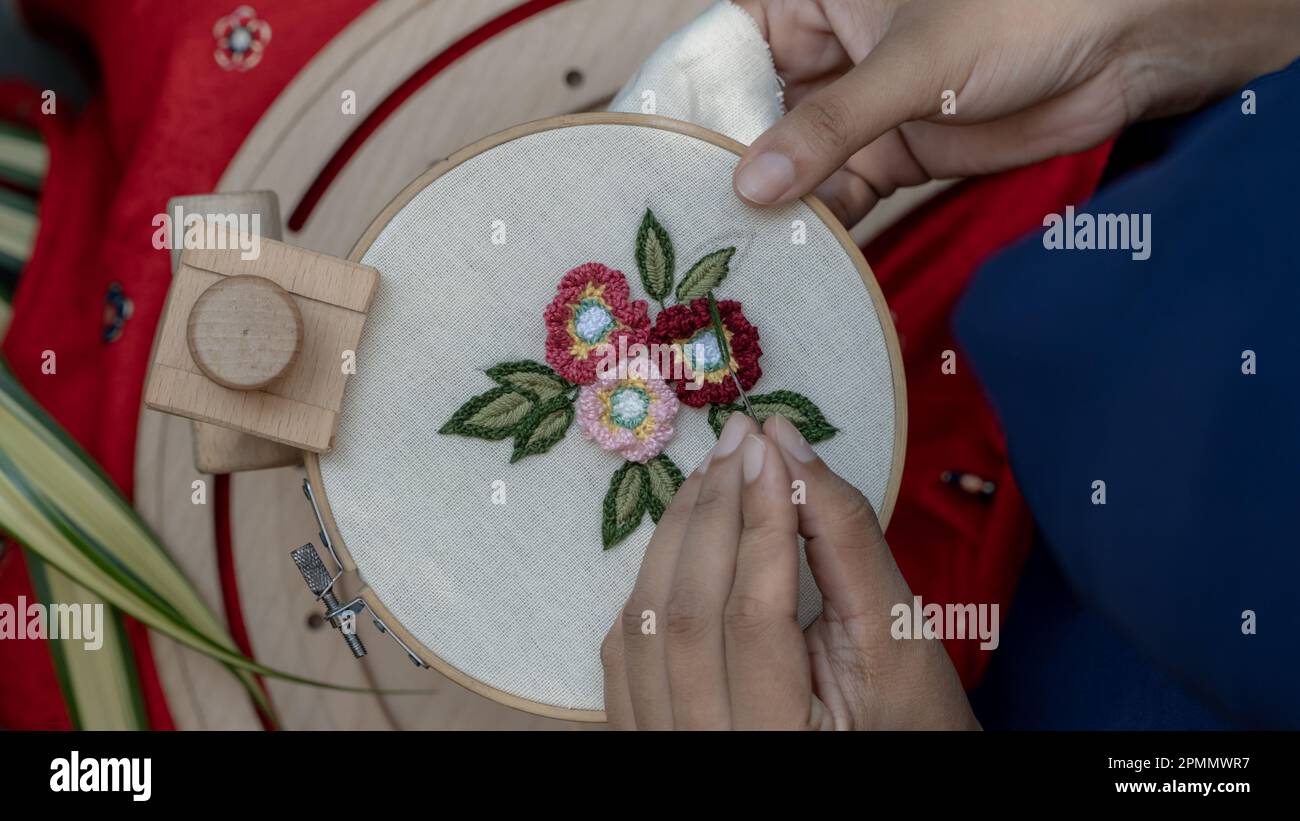 Handgefertigtes Kunsthandwerk, Nadelarbeit auf einem Stickereibügel Stockfoto