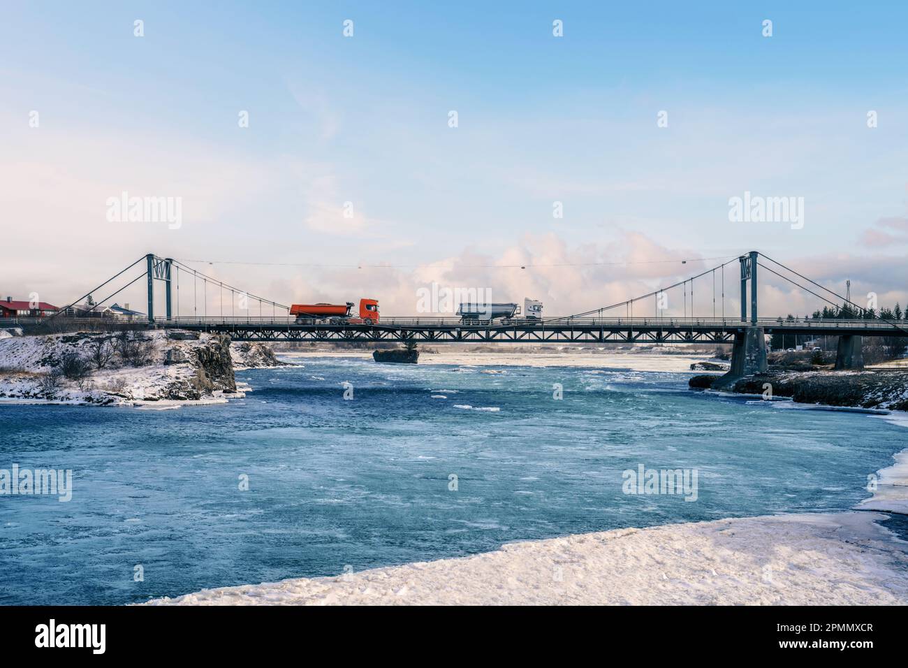 Islands ikonische Ölfusárbrú-Brücke eine 2-spurige, 84m fahrbare Stahlseil-Hängebrücke über den Fluss Ölfusá, die die Ringstraße Eins mit der Stadt Selfoss verbindet. Stockfoto