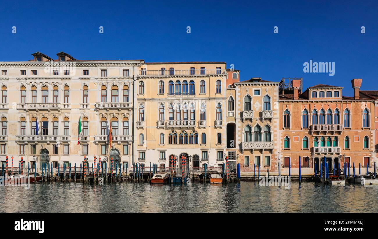 Venedig Canal Grande und historische Gebäude und Paläste mit blauem Himmel und Sonnenschein, Venedig, Italien, Europa Stockfoto