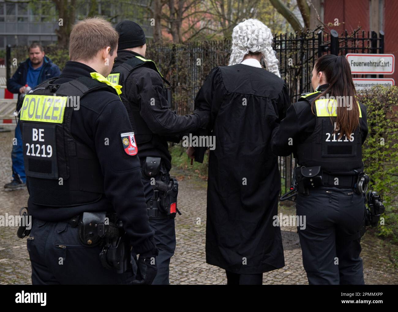 14. April 2023, Berlin: Aktivisten der Gruppe "Tierrebellion" protestieren am Sitz des Deutschen Bauernverbandes. Im Rahmen eines Scheinprozesses gegen "Vertreter" verschiedener Verbände, Unternehmen und Organisationen der Agrarindustrie kritisieren die Aktivisten das, was sie als Lobbyarbeit des Bauernverbands ansehen, und fordern einen Kurswechsel in Richtung eines planzlichen Agrarwende. Darüber hinaus sollte es "künftige Schutzmaßnahmen" für Landwirte geben. Die Anhörung fand jedoch ohne den "Richter" statt. Er wurde früh von der Polizei weggebracht. Foto: Paul Zinken/dpa Stockfoto