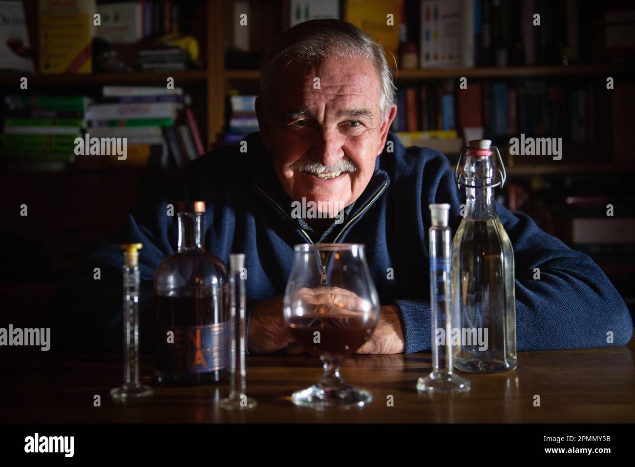 Somerset, Großbritannien. 30. Dezember 2022 Britischer Neuropsychopharmakologe Professor David Nutt, der der Drahtzieher hinter dem nicht-alkoholischen Getränk SENTIA ist Stockfoto