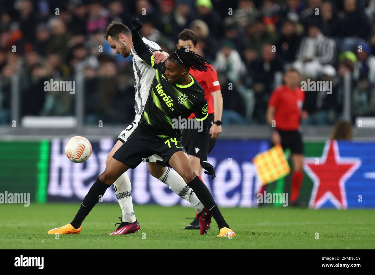 Turin, Italien. 13. April 2023. Youssef Chermiti vom Sporting Clube de Portugal und Federico Gatti vom FC Juventus kämpfen um den Ball während des Viertelfinalspiels der UEFA Europa League zwischen dem FC Juventus und dem Sporting Clube de Portugal im Allianz-Stadion am 13 2023. April in Turin, Italien . Kredit: Marco Canoniero/Alamy Live News Stockfoto