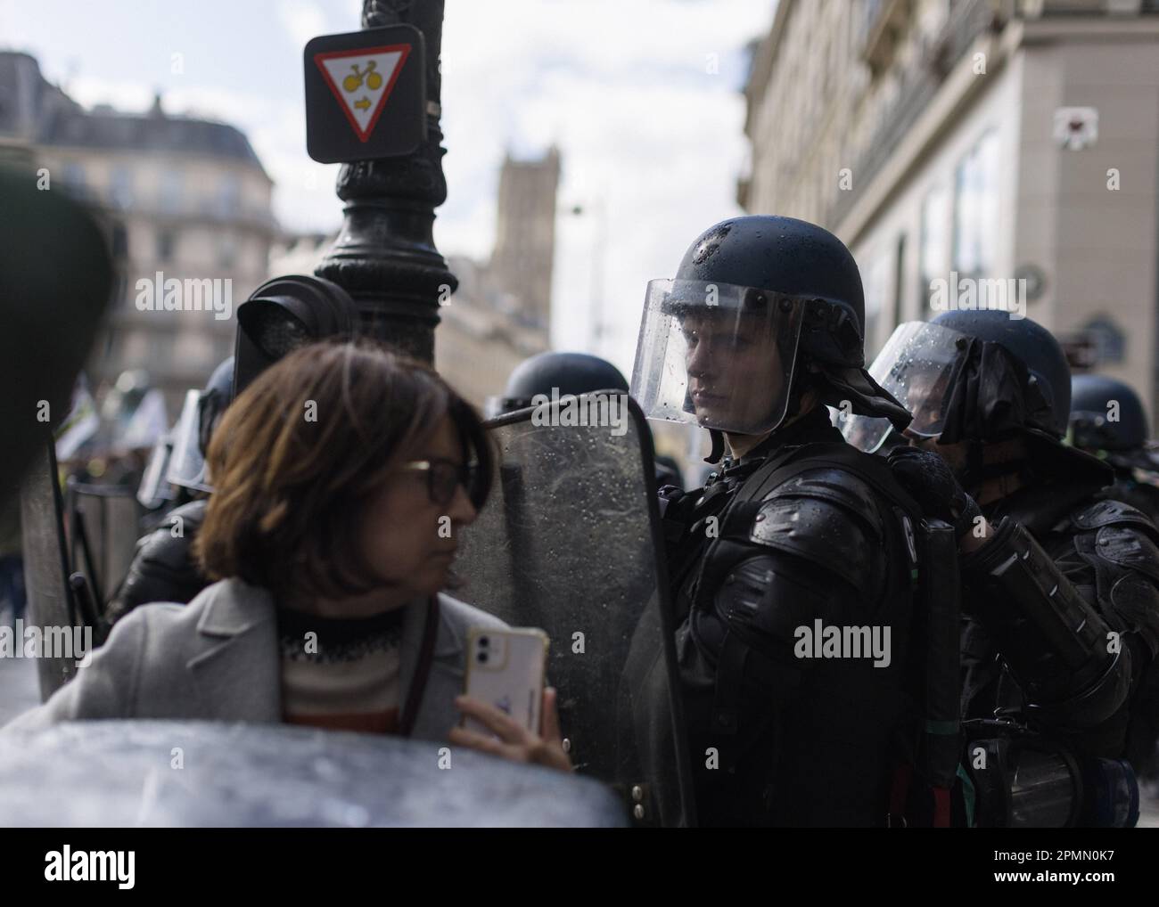 Paris, Frankreich. 14. April 2023. 12. Tag der Mobilisierung gegen die Rentenreform in Paris. - 14/4/2023 - Frankreich / Ile-de-France (Region) / Paris - am Vorabend des Urteils des Verfassungsrates über die Verfassungsmäßigkeit des Textes zur Rentenreform wird die Mobilisierung in Paris und in Frankreich für den 12. Tag der Demonstrationen fortgesetzt.Kredit: Le Pictorium/Alamy Live News Stockfoto