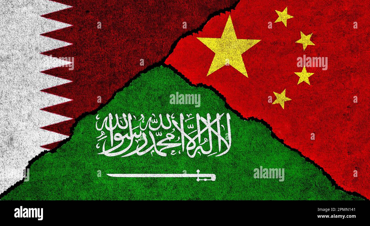 Die Flagge Saudi-Arabiens, Chinas und Katars auf einem strukturierten Hintergrund. Konzept der diplomatischen Beziehungen zwischen Katar, China und Saudi-Arabien Stockfoto