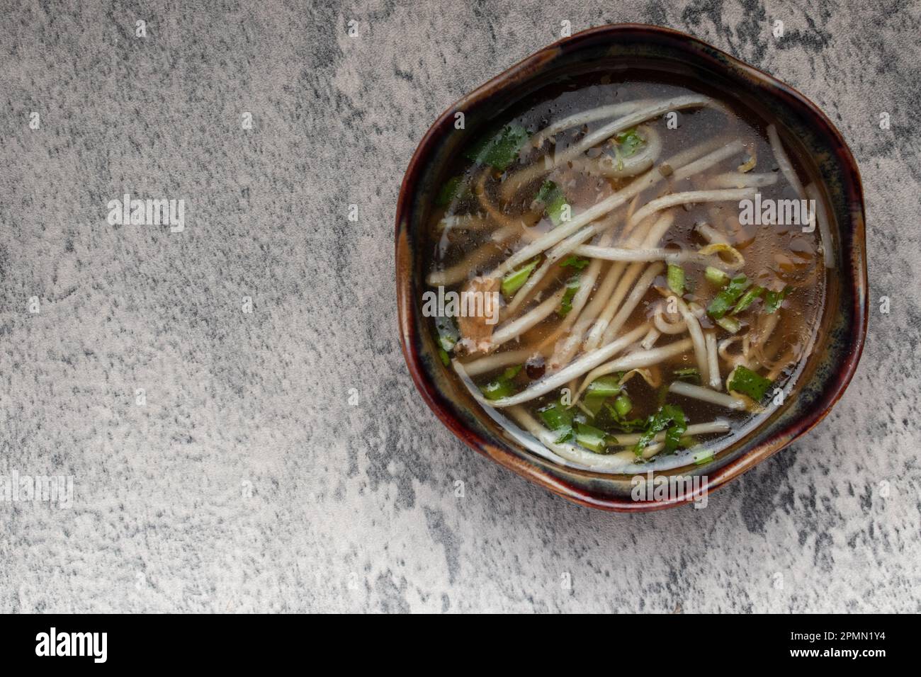 Klare Bohnensprossen-Suppe in einer Tasse. Weniger Fett, gesundes Essen. Stockfoto